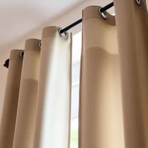 Jak wieszać zasłony na przelotkach